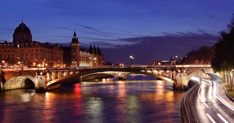 Parisian bridges : symbols of love and romance